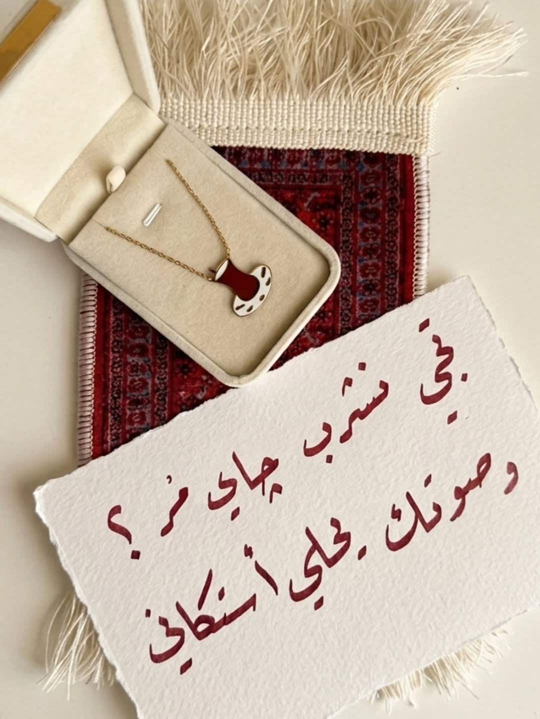 2026/04/182550.jpg قلادة استكان الشاي + علبه مجوهرات بيضاء - الصورة 1