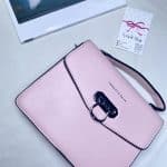 ​حقيبة Charles & Keith الوردية