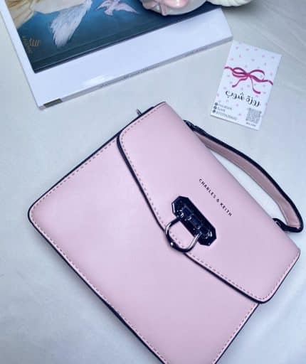 ​حقيبة Charles & Keith الوردية